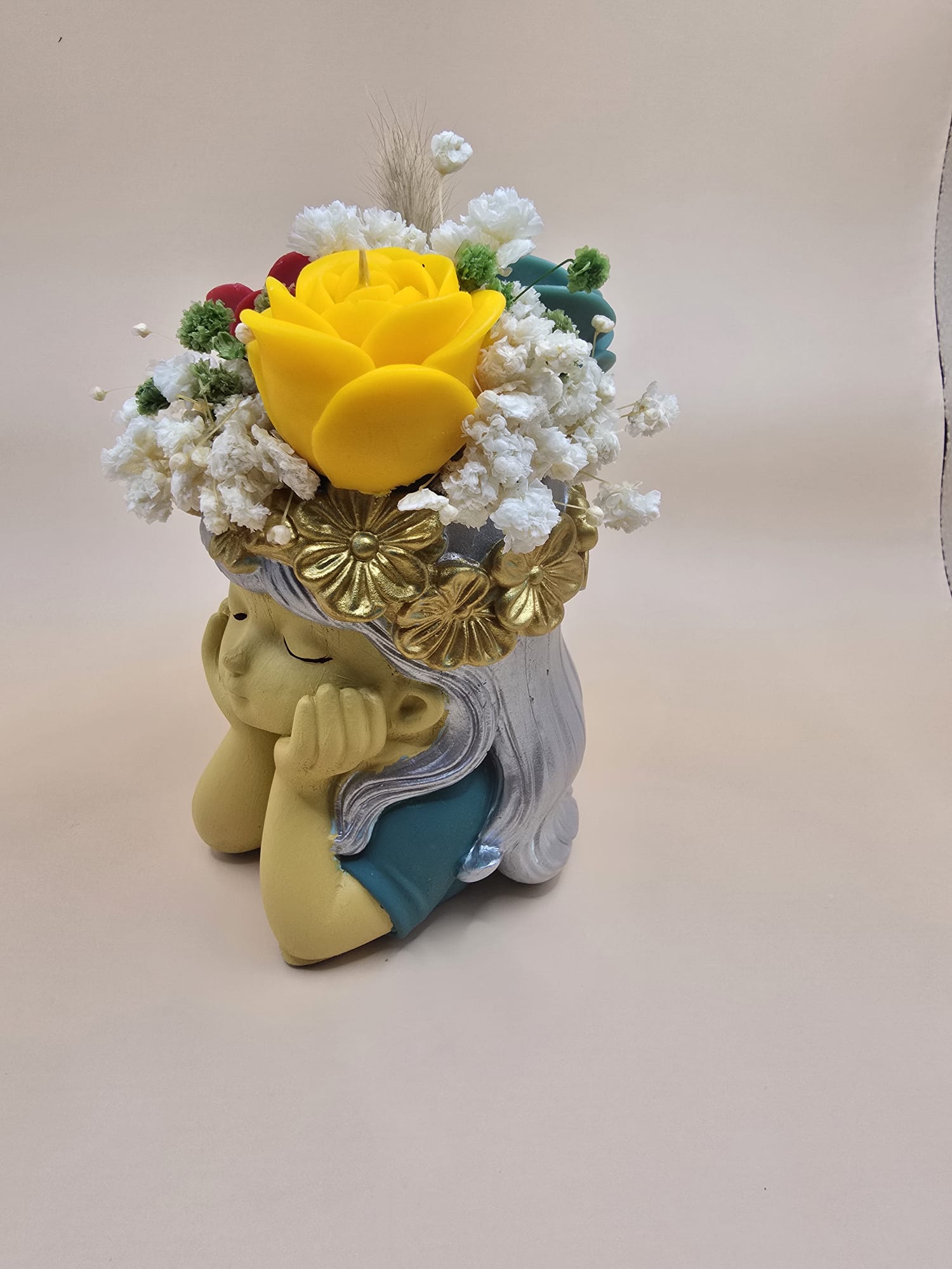 Soñadora en resina acrílica con flores y con aroma Ritual
