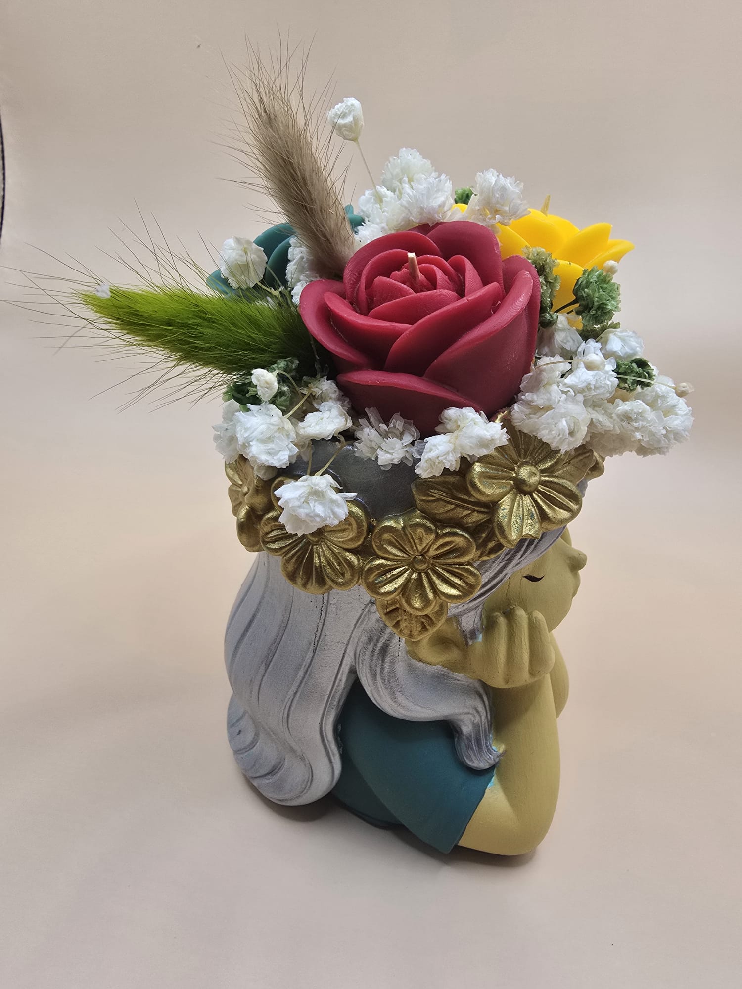 Soñadora en resina acrílica con flores y con aroma Ritual