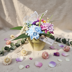 Maceta de resina con fondo claro y elementos decorativos - foto 1