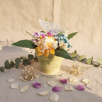Maceta de resina con fondo claro y elementos decorativos - foto 4